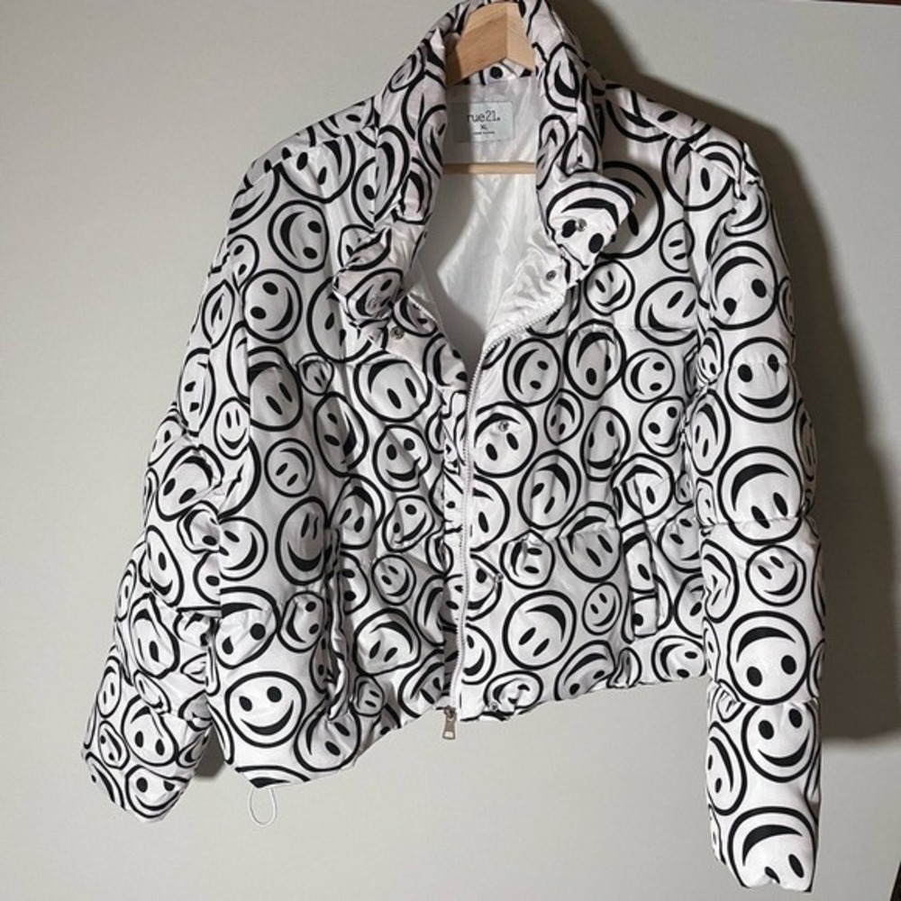 Rue21 Smiley Face Puffer Jacket Womens XL White Black Zip Up Cropped Coat
